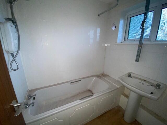 BATHROOM T202506191559.jpg