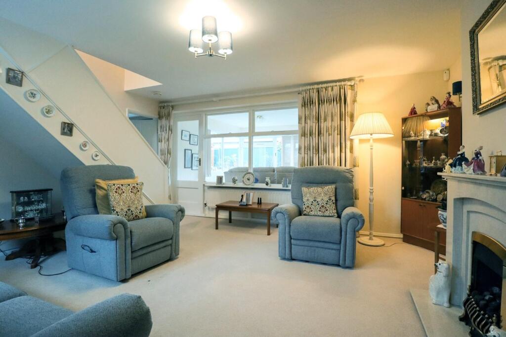 Living room (2).jpg