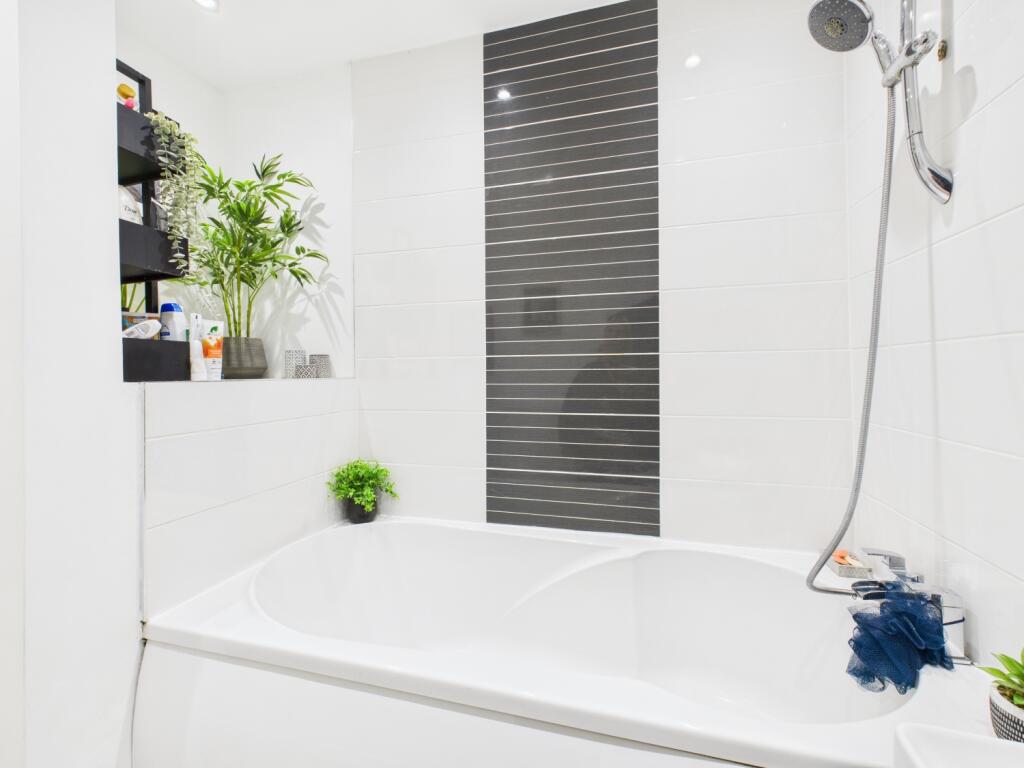 CAM03729G0-PR0189-STILL021