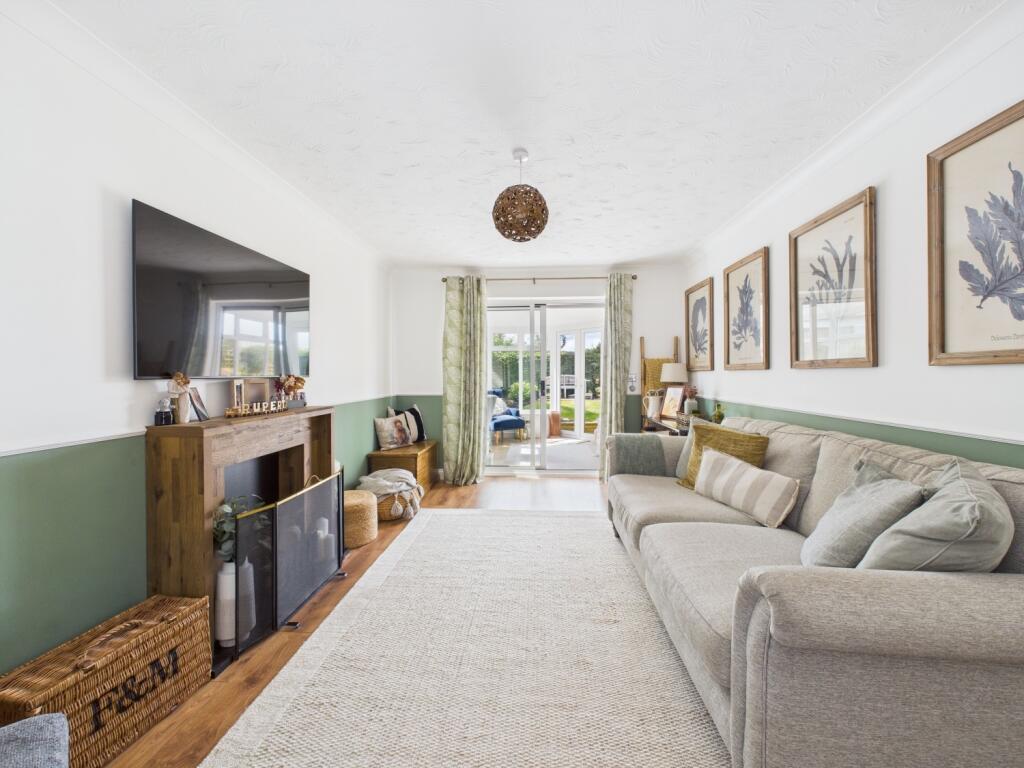 11. CAM04922G0-PR0014-STILL002