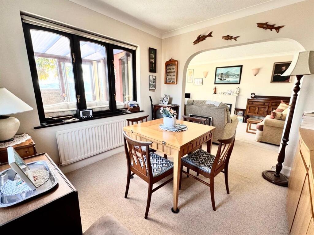 LOUNGE / DINING ROOM