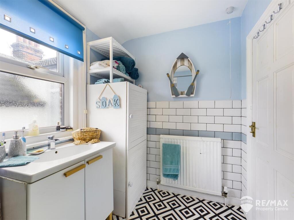 Bathroom (2).jpg