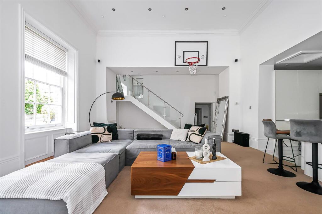 Apt 4, Main House4.jpg