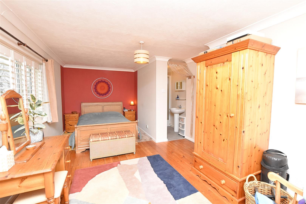 BEDROOM 1 (FRONT)