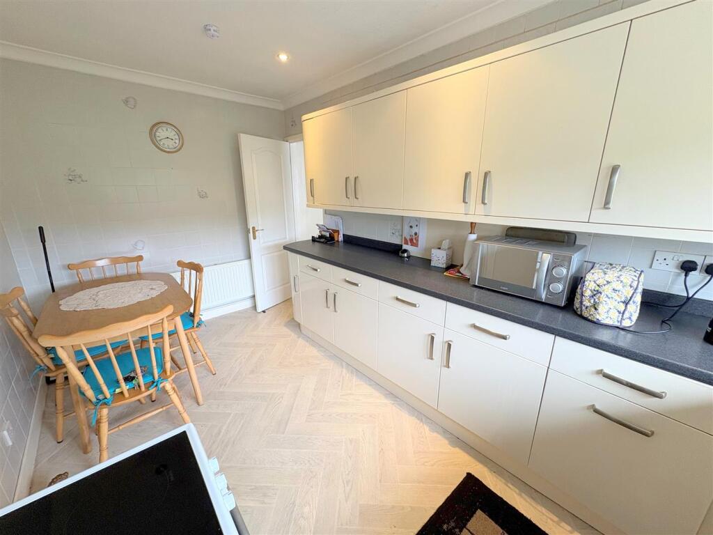 Kitchen e.jpg