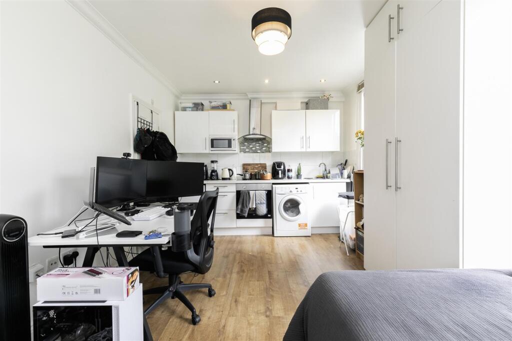 F6, 6 Bamborough Gardens -3.jpg