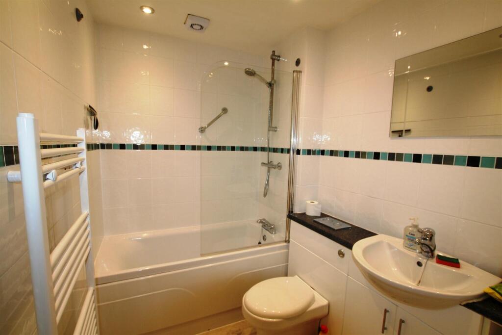 pinewoodhouse,2bathroom.JPG