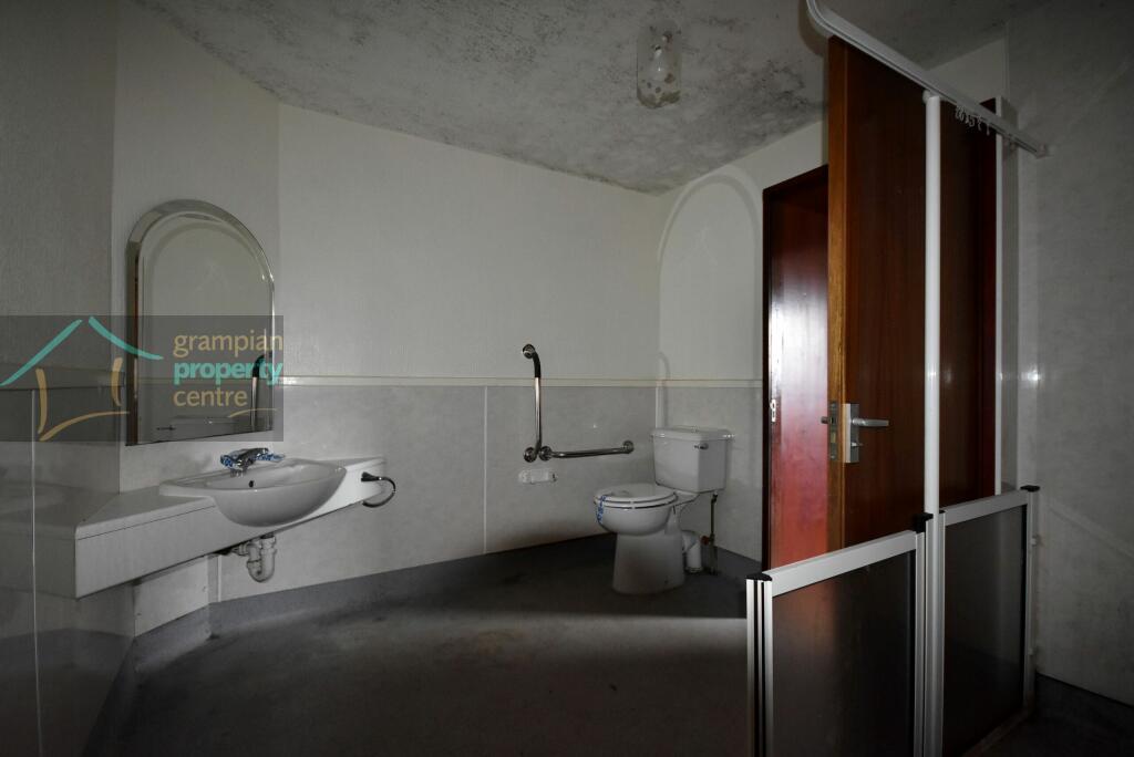 ground floor showe room.JPG