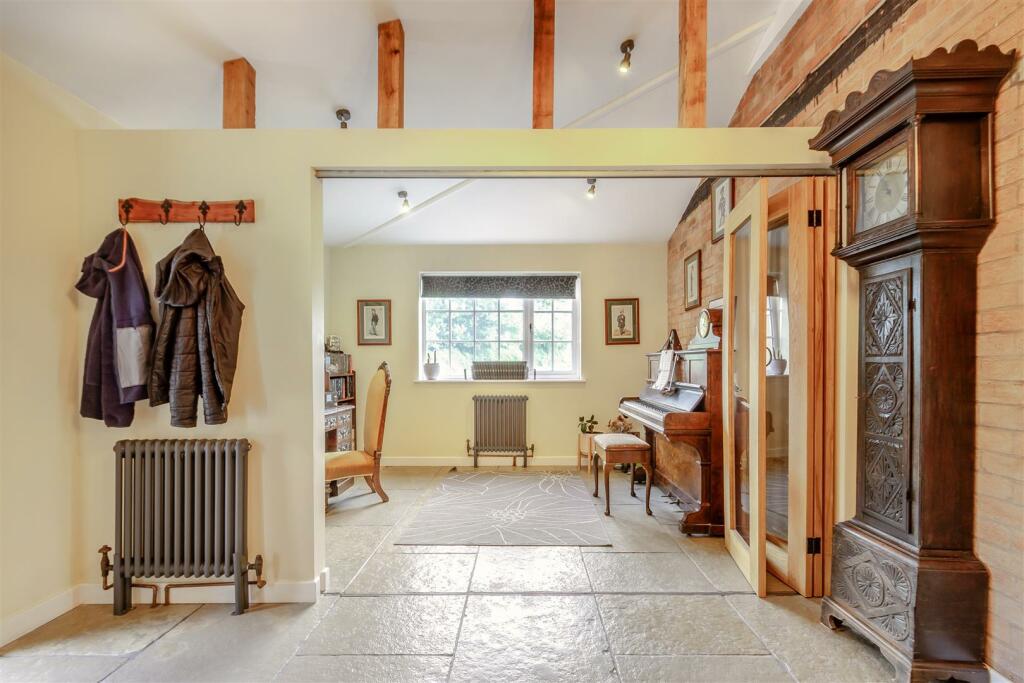 8608791-interior12.jpg
