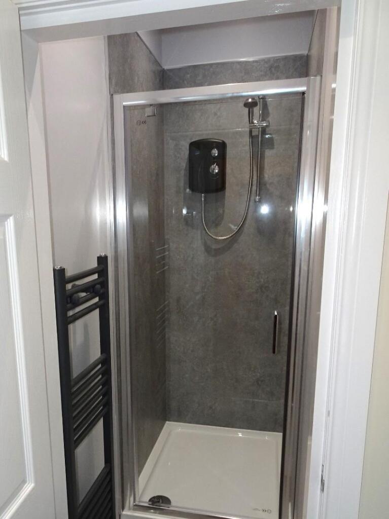 1st floor front shower room.JPG