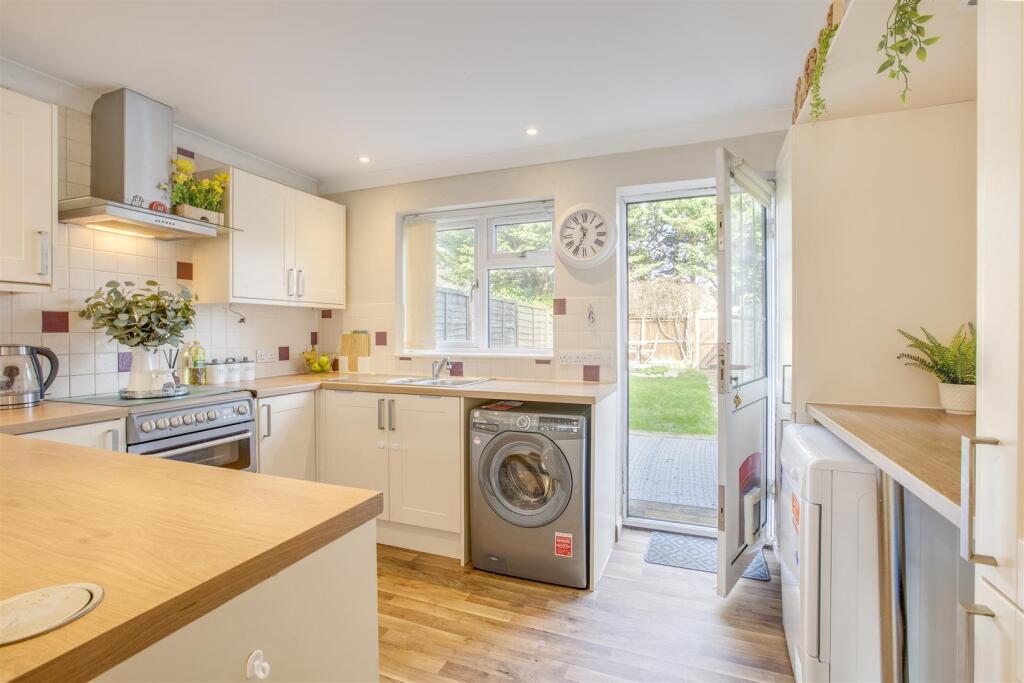 38 Lansdowne Way, HP11 1TN-8.jpg
