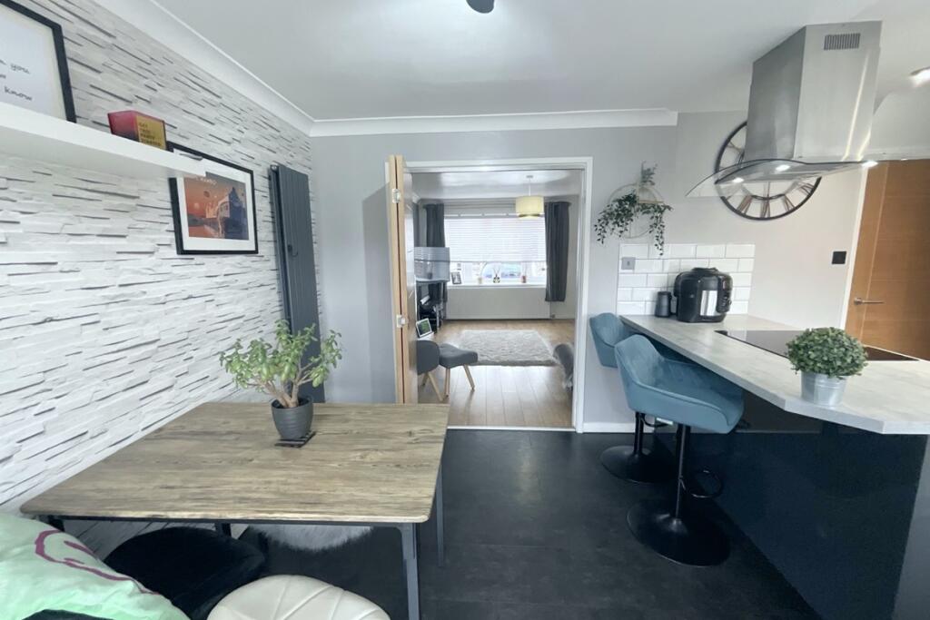 KITCHEN/DINING ROOM