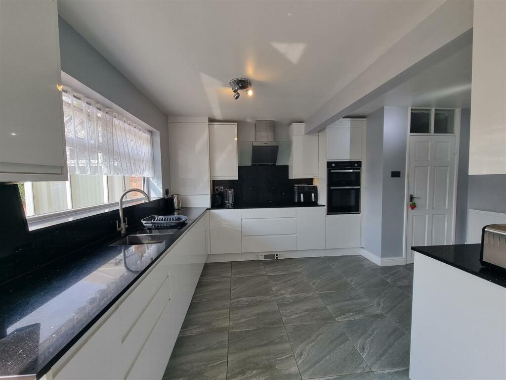 MODERN KITCHEN DINER