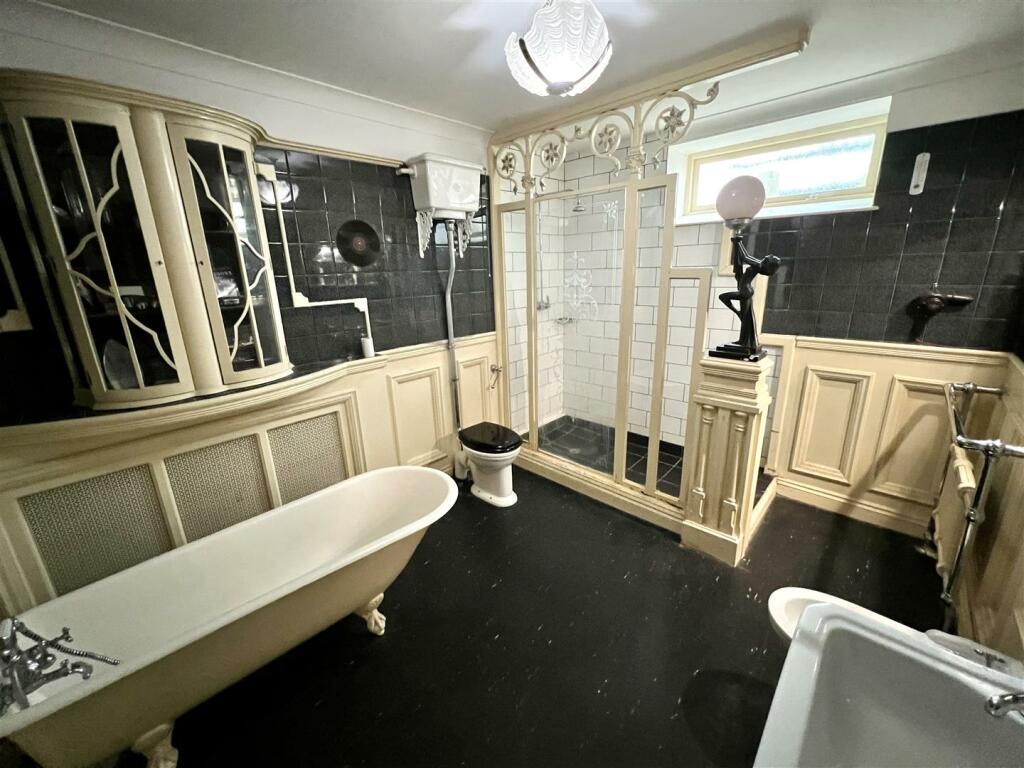 MAIN GROUND FLOOR BATHROOM