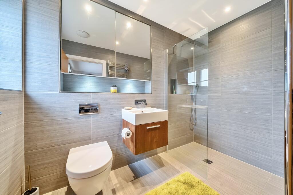En-suite walk-in shower