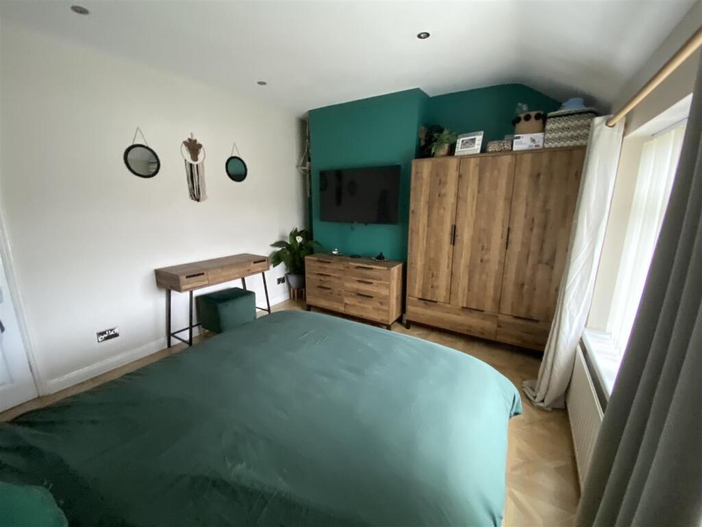 Bedroom no.1 front double: