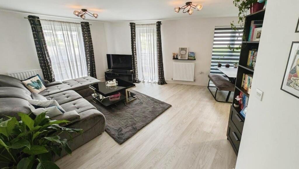 53 Oxleigh lounge e.jpg