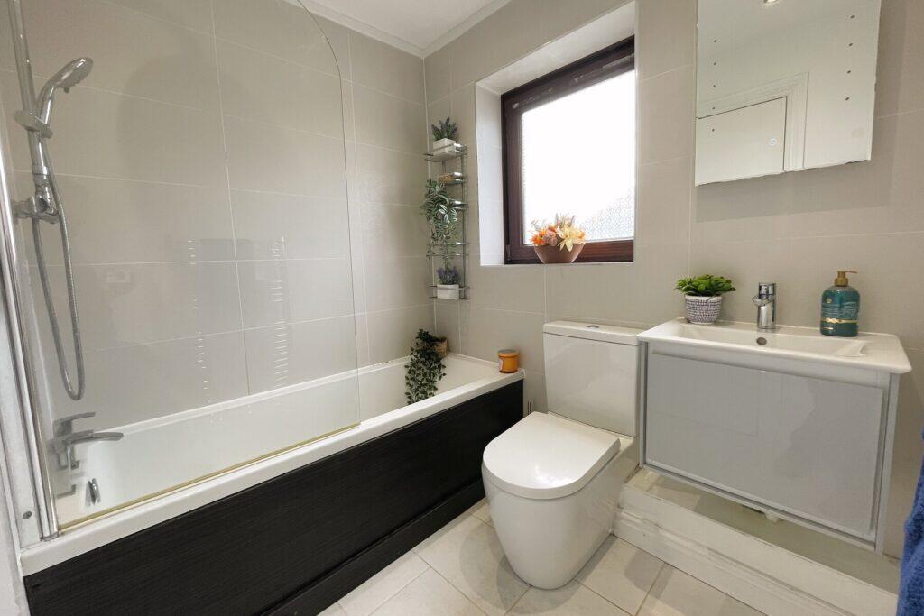 Caister Avenue - Bathroom