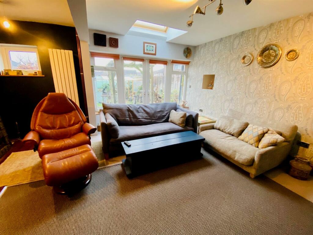 wellhouse lane 33 sitting room.jpg