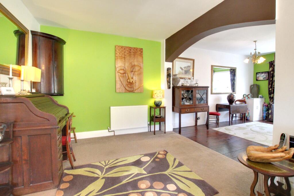 LOUNGE / DINING ROOM