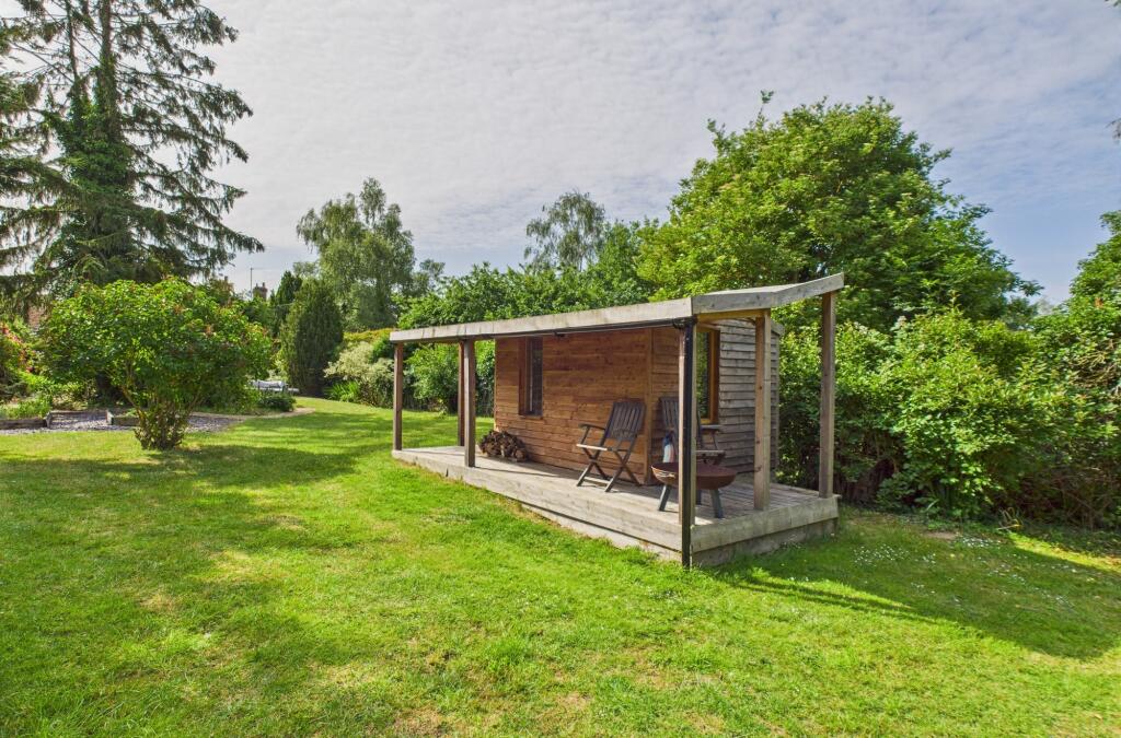 CAM02519G0-PR0298-STILL010