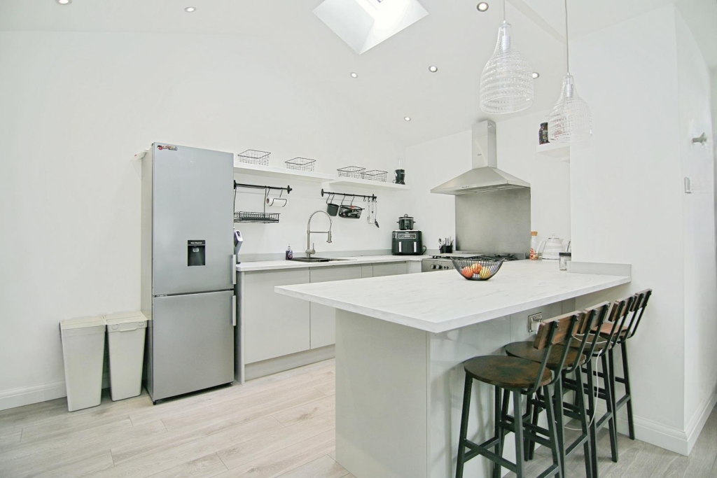 KITCHEN/DINING