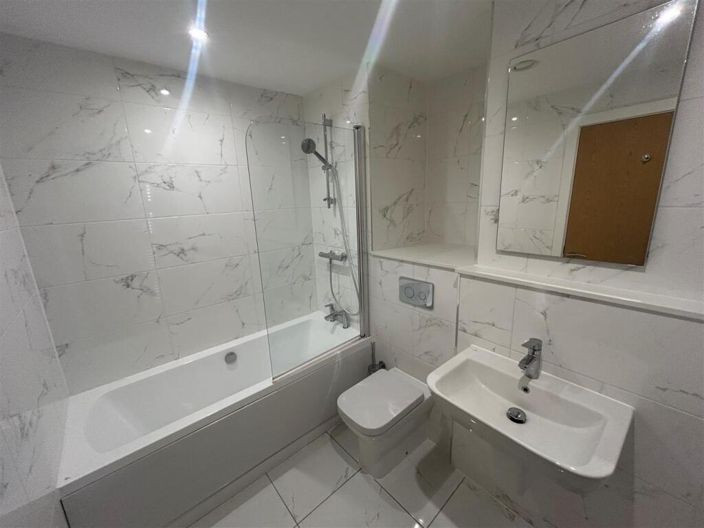 204 arden bathroom.jpg