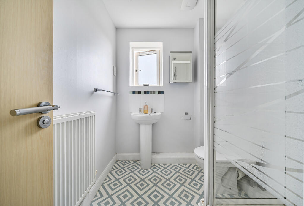 En-Suite (Bedroom 1)