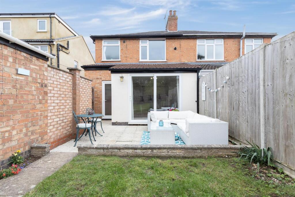 7 Shenstone Avenue, Rugby (14).jpg