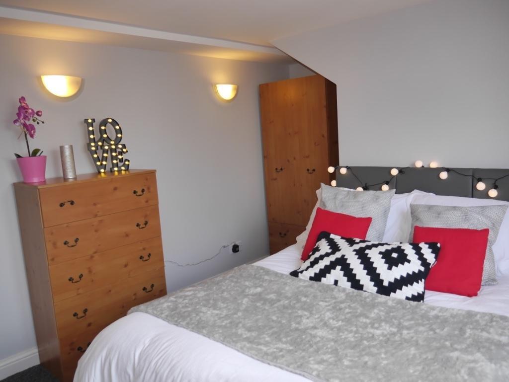 Attic front bedroom