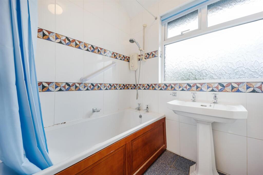 143 Portico Lane bathroom.jpg