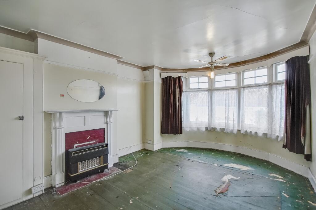 96 Grenoble Gardens, London, N13 6JH