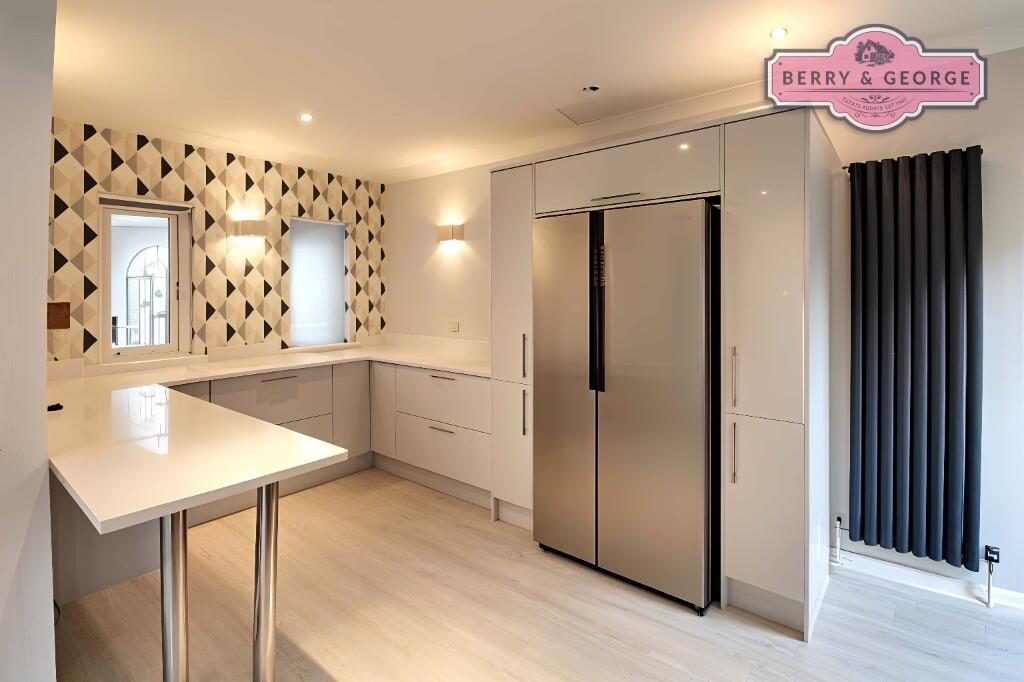 KITCHEN / BREAKFAST 