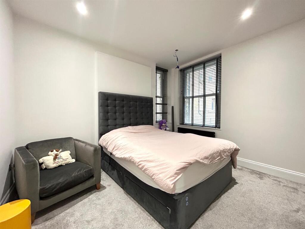 1st bedroom 2.jpg