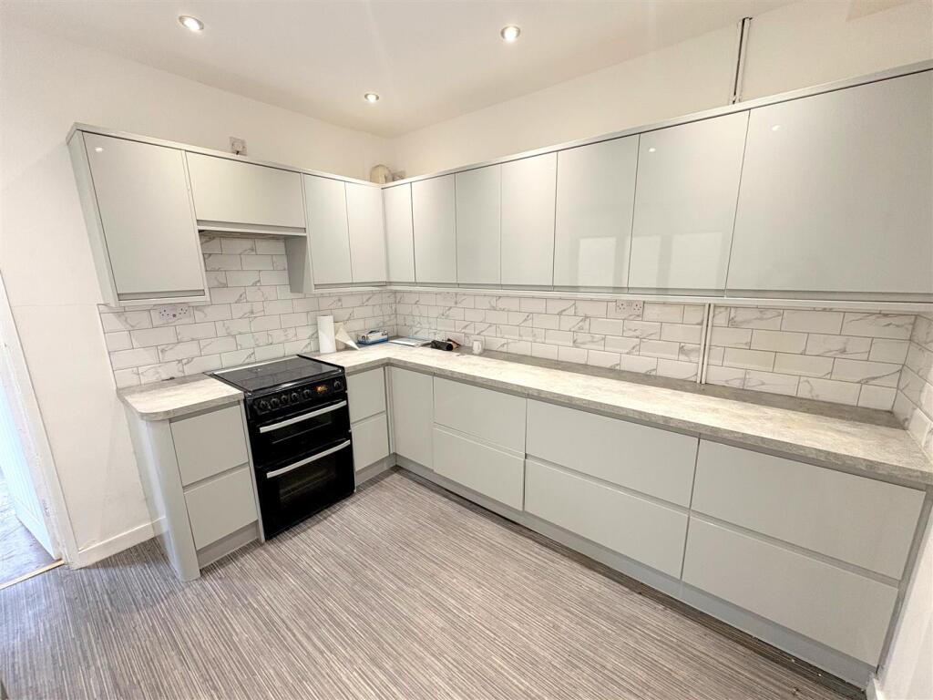 Kitchen b.jpg