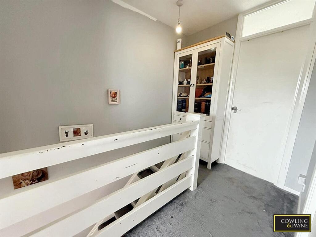FIRST FLOOR LANDING