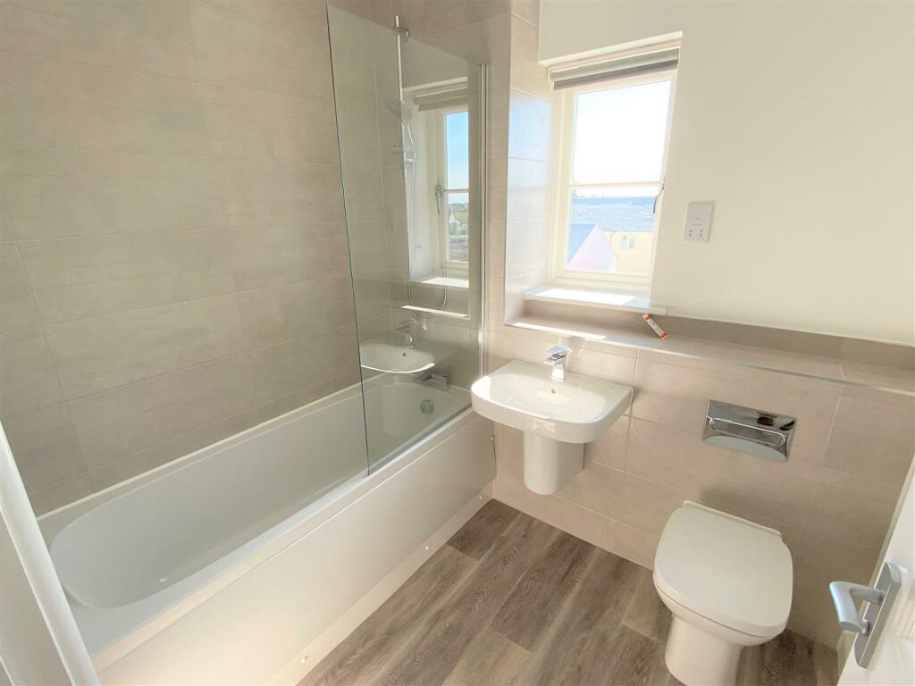 32 Quintrell Road Bathroom