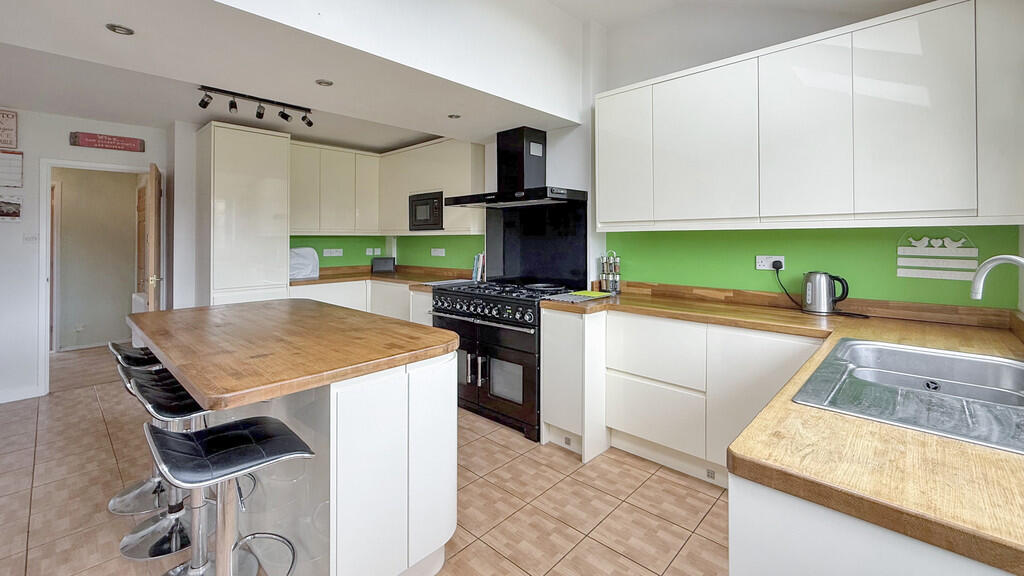 Kitchen/breakfast...