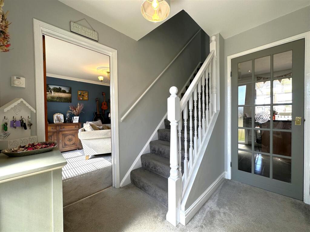 Inviting Entrance Hall 004