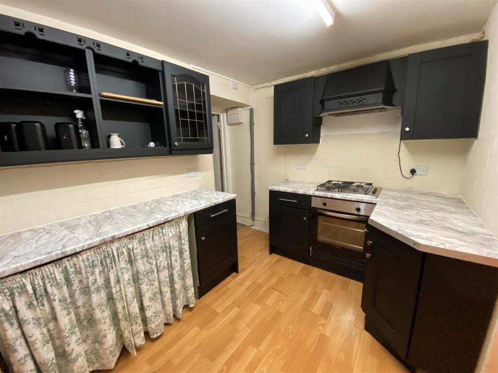 96 High Street rear flat - kitchen.jpg