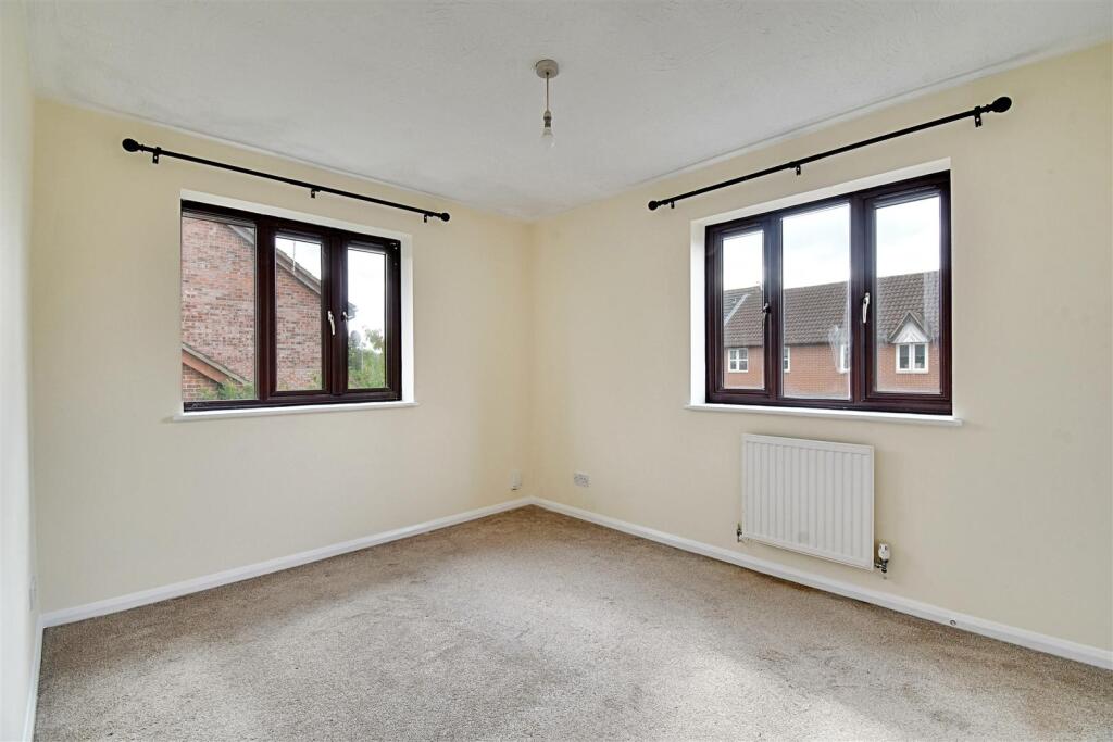 Bedroom 1_1.jpg