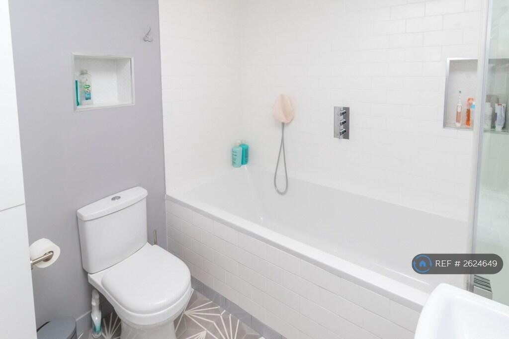 Main Bathroom (2)