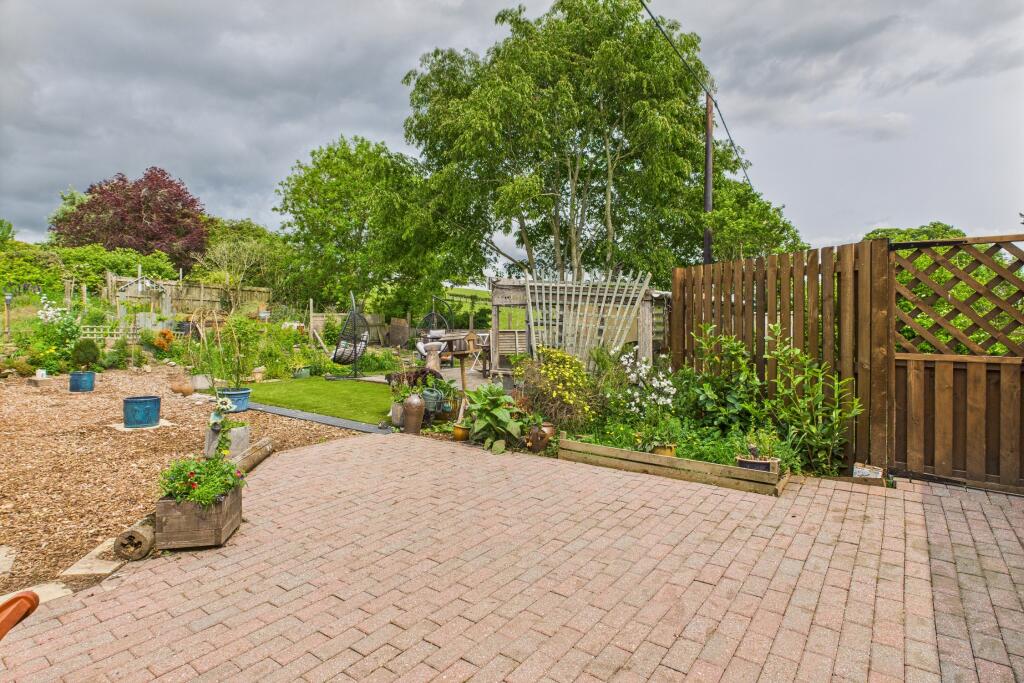 CAM04201G0-PR0085-STILL074