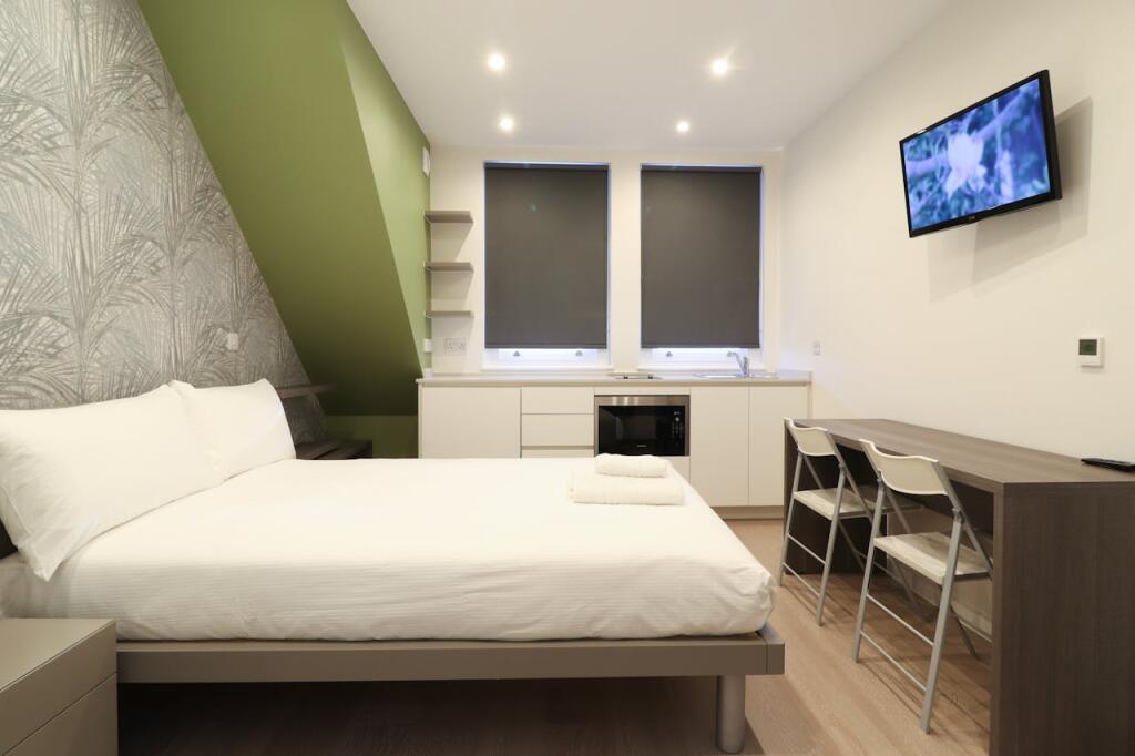 LymingtonRoad68.jpg