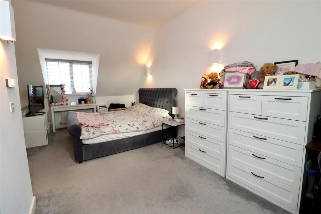 Bed 2.jpg
