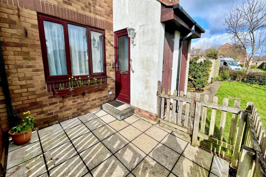 Private Entrance/Pat