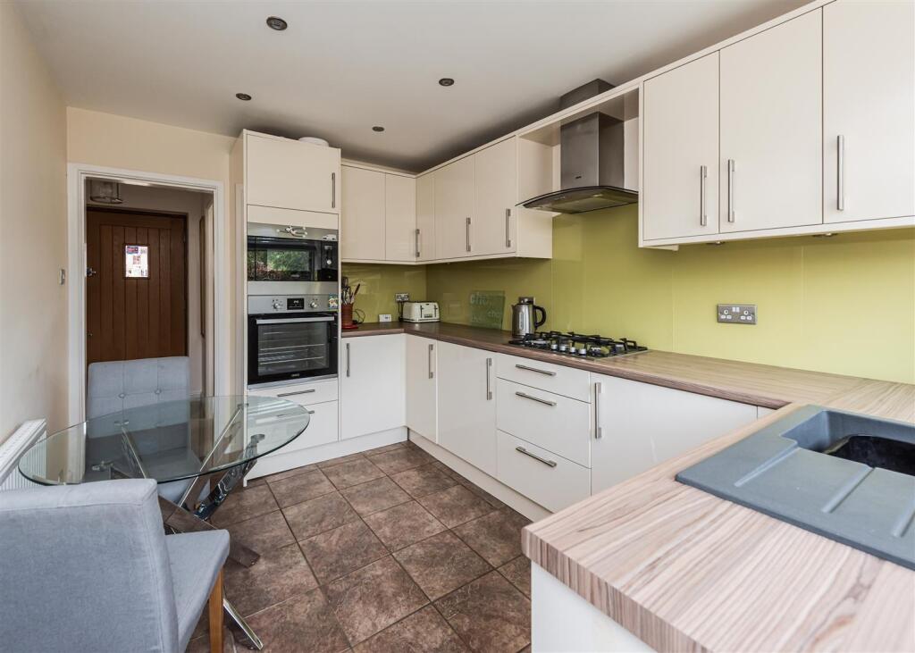 46 Redhill Avenue-kitchen2.jpg