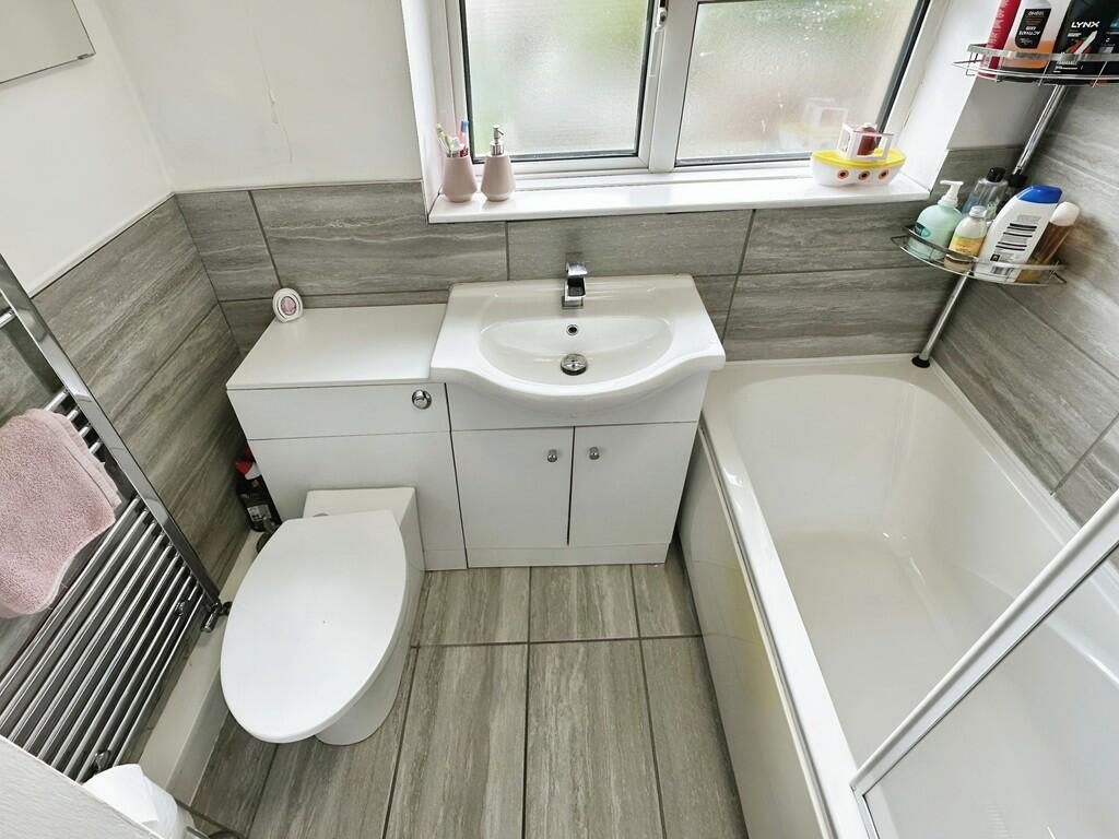 BATHROOM 2 Cropst...