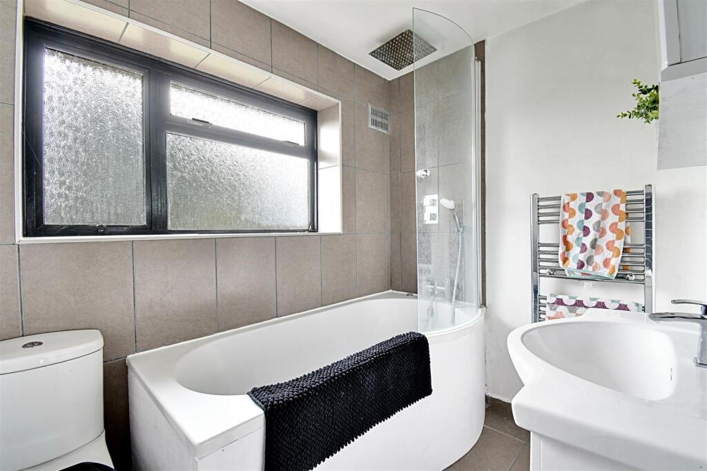 Bathroom 1.jpg