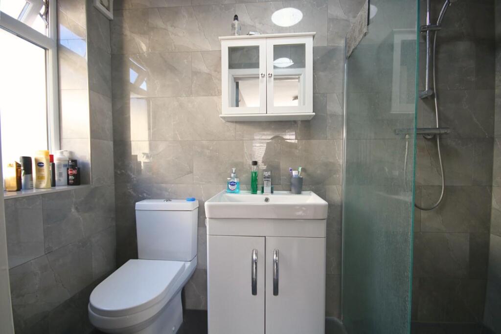 ensuite (2).jpg